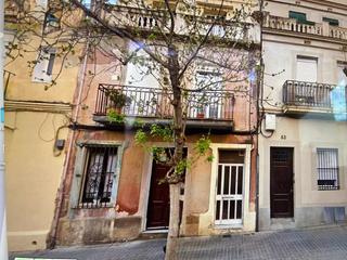 Pis  Pintor tapiro 51. Se vende un bajo a reformar con patio interior en barcelona