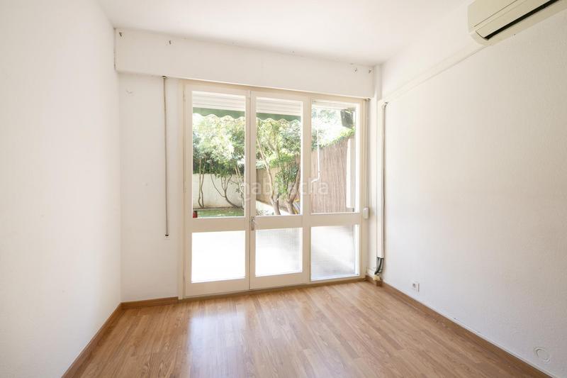 Foto 395c798c-c9b7-422f-8803-4b438f9c7f89. Piso adoshomes presenta en exclusiva esta planta baja con jardín de 108m2 con gran potencial en una de las zonas más exclusivas de barc en Barcelona