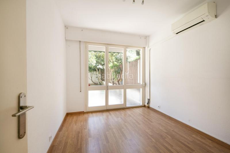 Foto 4ba924c6-9986-4196-814c-93b16adaef41. Piso adoshomes presenta en exclusiva esta planta baja con jardín de 108m2 con gran potencial en una de las zonas más exclusivas de barc en Barcelona