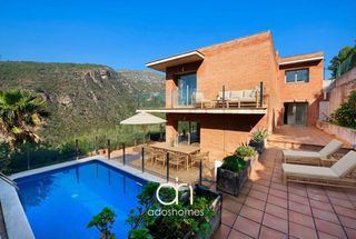 Casa  Eramprunyà. Adoshomes vende espectacular casa en botigues de sitges