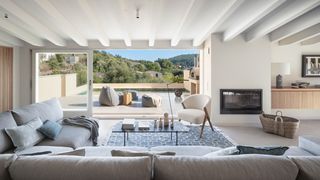 Casa bifamiliare in Pollença Poble. Atemporal y elegante casa de pueblo con moderno confort en polle