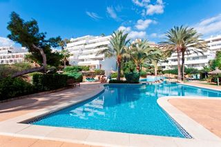 Apartament a Portals Nous. Apartamento en primera línea con vistas al mar y al puerto depor