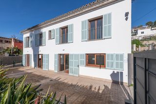 Masia a Calvià Poble. Casa de estilo rústico situada en el pueblo de calvià