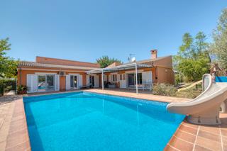 Xalet a Es Garrovers. Casa bungalow reformada con piscina privada y jardín