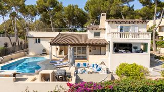 Chalet in Sol de Mallorca. Villa unifamiliar de estilo moderno con vistas al mar  sol de ma