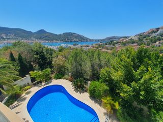 Xalet a Es Camp de Mar. Villa unifamiliar con vistas al mar situada en andratx
