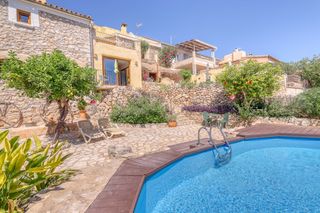 Mas à Calvià Poble. Casa de piedra de estilo rústico situada en el pueblo de calvià