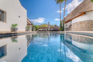 Chalet à Calvià Poble. Elegante villa contemporánea con vistas panorámicas en es capdel