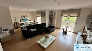 Lloguer Pis  D'alemany. Bonita vivienda amueblada y equipada con piscina y garaje