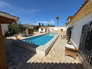 Xalet  Ura. Exclusiva propiedad con tres viviendas independientes, piscina y