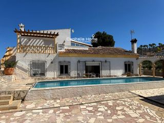 Xalet  Ura. Exclusiva propiedad con tres viviendas independientes, piscina y
