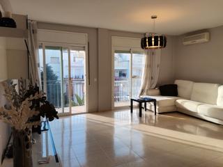 Triplex  Carrer de la bruguera. Tríplex espacioso con piscina comunitaria