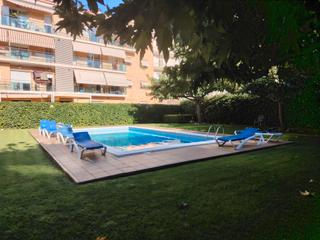 Tríplex  Carrer de la bruguera. Tríplex espacioso con piscina comunitaria