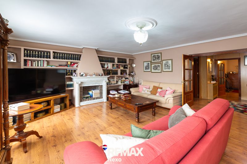 Foto 2972c833-8ca9-4ea1-9640-d84ca5e94aa5. Chalet with fireplace heating parking pool in Renedo de Esgueva