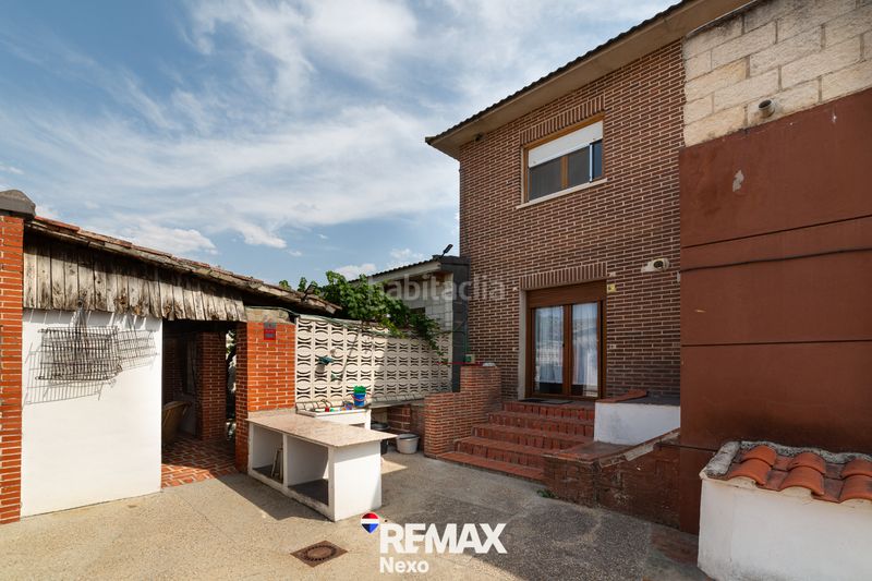 Foto 502d4154-7bbc-496f-ab77-5e5eeecceeb3. Chalet with fireplace heating parking pool in Renedo de Esgueva
