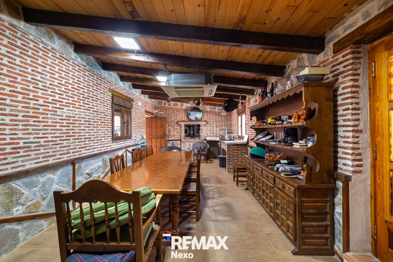 Foto e4f6b2b5-7093-474d-805c-17e318be7964. Chalet with fireplace heating parking pool in Renedo de Esgueva