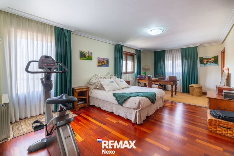 Foto f1bfcaac-2600-4e7a-9231-cde578d107f8. Chalet with fireplace heating parking pool in Renedo de Esgueva