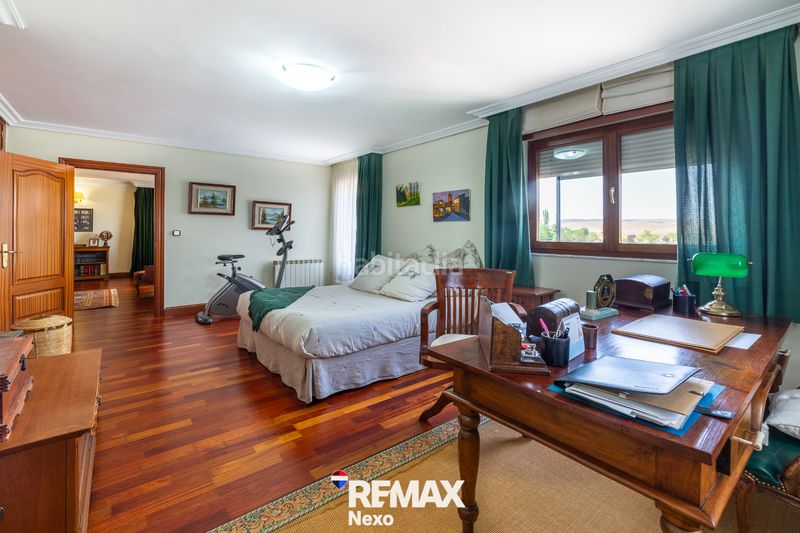 Foto f96c280d-fad4-40e1-9a5d-905db8e72e0e. Chalet with fireplace heating parking pool in Renedo de Esgueva