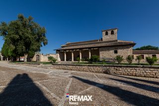 Casa adossada  Calle de la iglesia. Casa r�stica de fachada de piedra y rejas cl�sicas