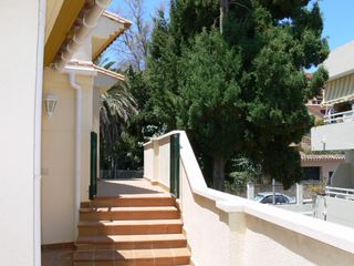 Pis a Montemar. Luminosa vivienda con tres terrazas, garaje y gran privacidad en
