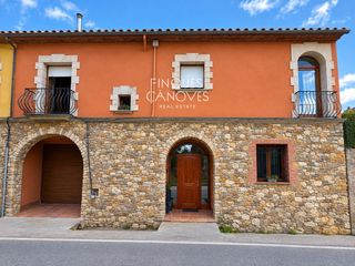 Casa adosada  Del pi. Casa con jardín privado y terraza de 35 m en vulpellac