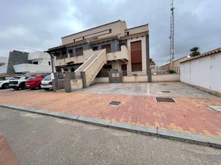 Casa a Los Peñascos-El Salero-Los Imbernones. Bungalow dúplex con solárium, terraza y garaje en tranquila zona