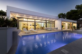 Xalet a El Pinar de Campoverde. Villa de obra nueva con diseño moderno, piscina y máximas calida