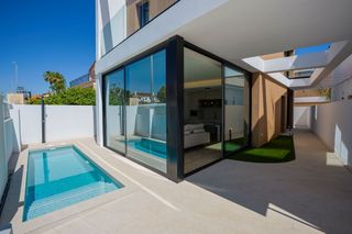 Casa in Pueblo Latino. Oportunidad villa en la torre de la horadada