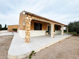 Casa en San Pedro del Pinatar. Villa exclusiva con dos viviendas, piscina privada y parcela de