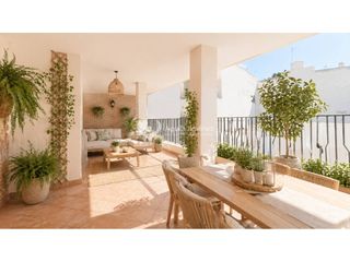 Appartement à Centro. Piso de 395 metros en el centro, con ascensor y plaza de parking