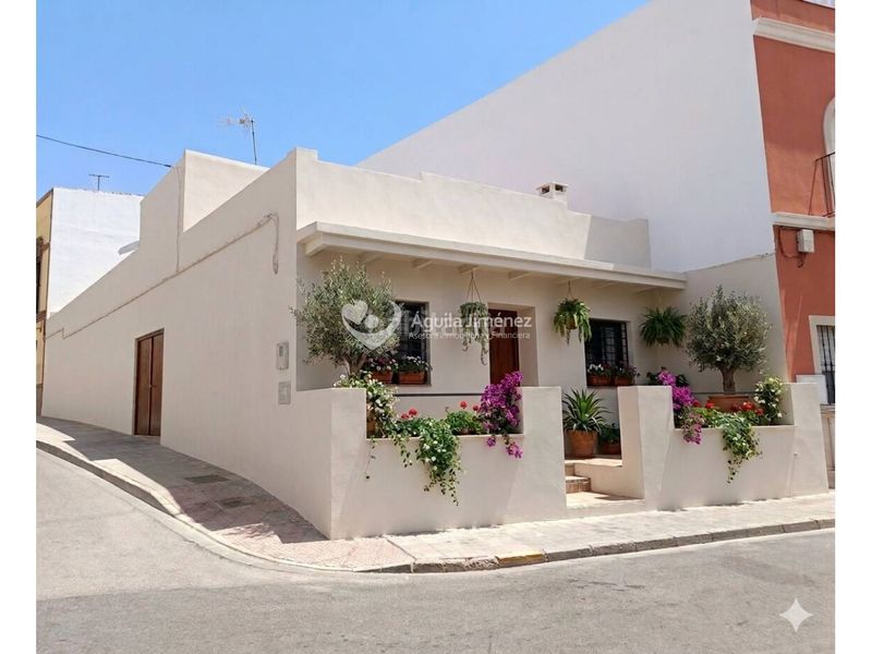 Foto 0f3bc1b6-dbeb-4852-88b1-eae42c683893. Casa en calle rábida 25 casa en venta en campo de las beatas. contiene imágenes mejoradas con ia en Alcalá de Guadaira