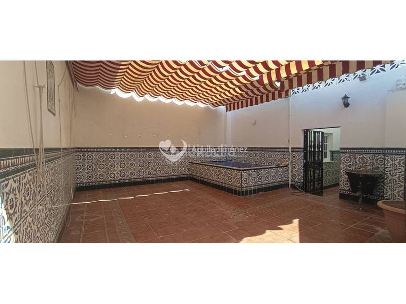 Foto 00cbb59f-f1ed-4645-b251-d1bb717815e0. Casa adosada venta de gran casa en Oromana, para dos familias. contiene imágenes generadas con ia en Alcalá de Guadaira