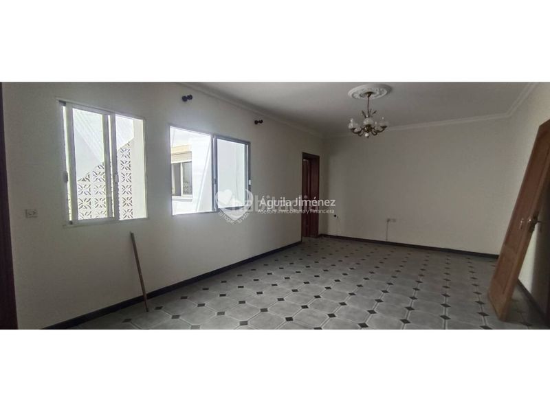 Foto 044016f7-51aa-46f2-bbde-a013bcc1c2f5. Casa adosada venta de gran casa en Oromana, para dos familias. contiene imágenes generadas con ia en Alcalá de Guadaira