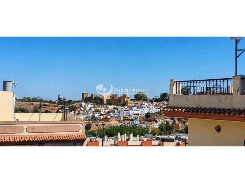 Foto 11ff514c-b273-460c-9ece-bb1957fd336a. Casa adosada venta de gran casa en Oromana, para dos familias. contiene imágenes generadas con ia en Alcalá de Guadaira