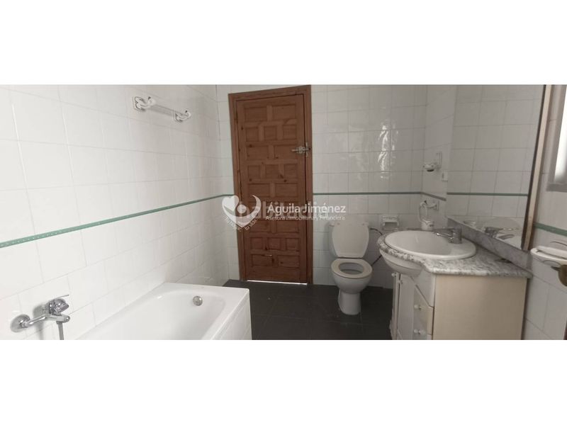 Foto 2d9804c4-5183-42b3-838d-ca6c4633f828. Casa adosada venta de gran casa en Oromana, para dos familias. contiene imágenes generadas con ia en Alcalá de Guadaira