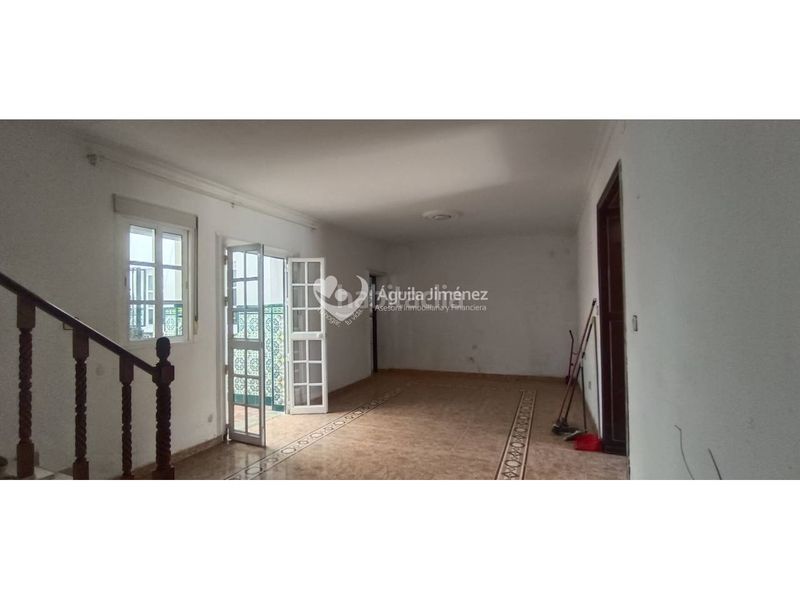 Foto 2ed148bf-1577-43be-91b1-71e89d8d0f01. Casa adosada venta de gran casa en Oromana, para dos familias. contiene imágenes generadas con ia en Alcalá de Guadaira
