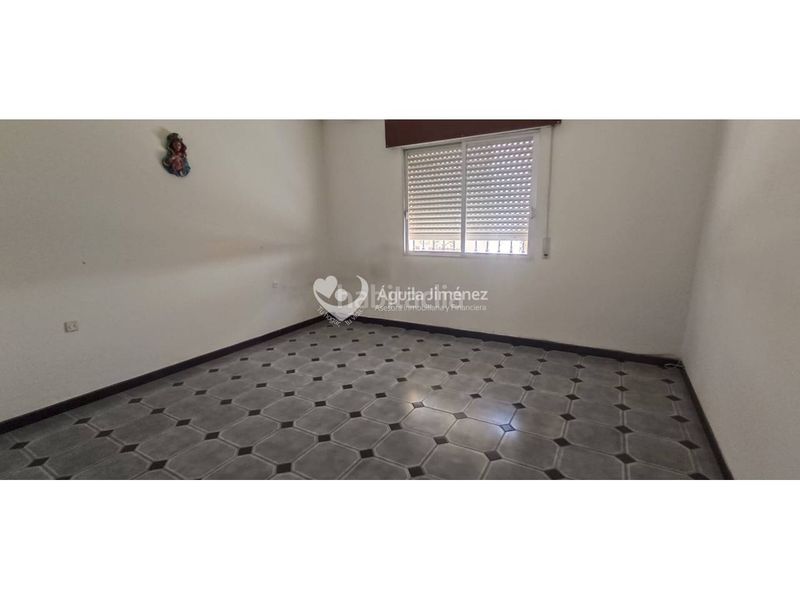 Foto 5b3c780c-2c18-435e-bee3-7b33f1047448. Casa adosada venta de gran casa en Oromana, para dos familias. contiene imágenes generadas con ia en Alcalá de Guadaira