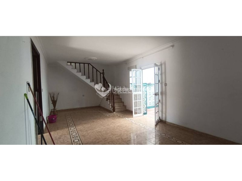 Foto 5cc2e3b8-0274-4fcb-839e-ef13653eef34. Casa adosada venta de gran casa en Oromana, para dos familias. contiene imágenes generadas con ia en Alcalá de Guadaira