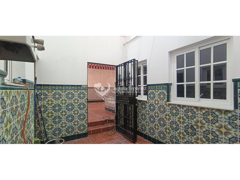 Foto 7978a956-d5fe-4f55-8e7c-634def8716fa. Casa adosada venta de gran casa en Oromana, para dos familias. contiene imágenes generadas con ia en Alcalá de Guadaira