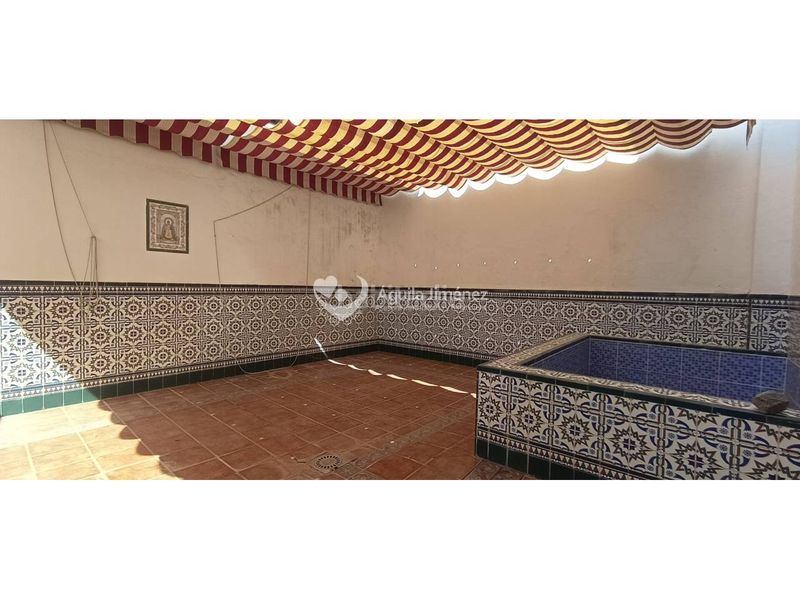 Foto 8cdbdbf6-1282-4455-85f1-e28dbcecb27a. Casa adosada venta de gran casa en Oromana, para dos familias. contiene imágenes generadas con ia en Alcalá de Guadaira