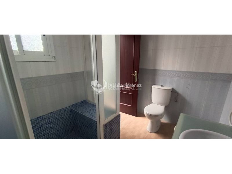 Foto 90b1babb-02ea-4d54-a9e2-5669da375f17. Casa adosada venta de gran casa en Oromana, para dos familias. contiene imágenes generadas con ia en Alcalá de Guadaira