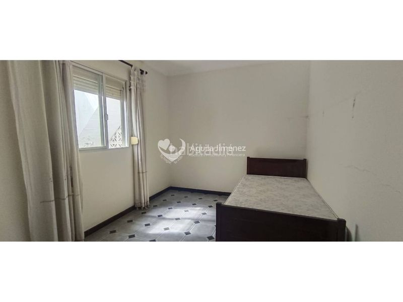 Foto ab0eab00-2314-4cf8-845b-dfc23583534f. Casa adosada venta de gran casa en Oromana, para dos familias. contiene imágenes generadas con ia en Alcalá de Guadaira