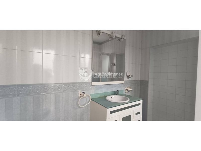Foto ad842d3f-6ca2-436c-a0dc-06afcb18f724. Casa adosada venta de gran casa en Oromana, para dos familias. contiene imágenes generadas con ia en Alcalá de Guadaira