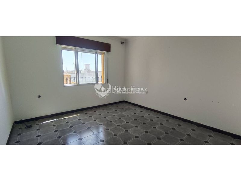 Foto cc51e45a-c7ee-4684-b9f7-268211ebbc85. Casa adosada venta de gran casa en Oromana, para dos familias. contiene imágenes generadas con ia en Alcalá de Guadaira
