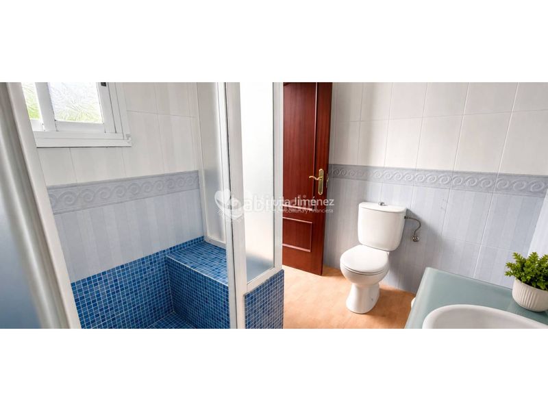Foto e2972c0e-f5c9-4c85-9902-1443946feb1b. Casa adosada venta de gran casa en Oromana, para dos familias. contiene imágenes generadas con ia en Alcalá de Guadaira
