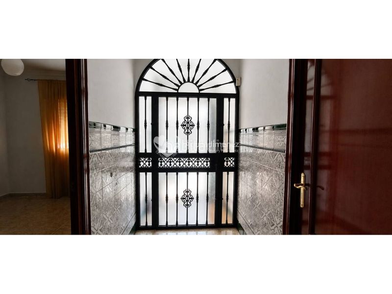 Foto fff3a733-0f5a-40bc-9935-a34f8420661d. Casa adosada venta de gran casa en Oromana, para dos familias. contiene imágenes generadas con ia en Alcalá de Guadaira