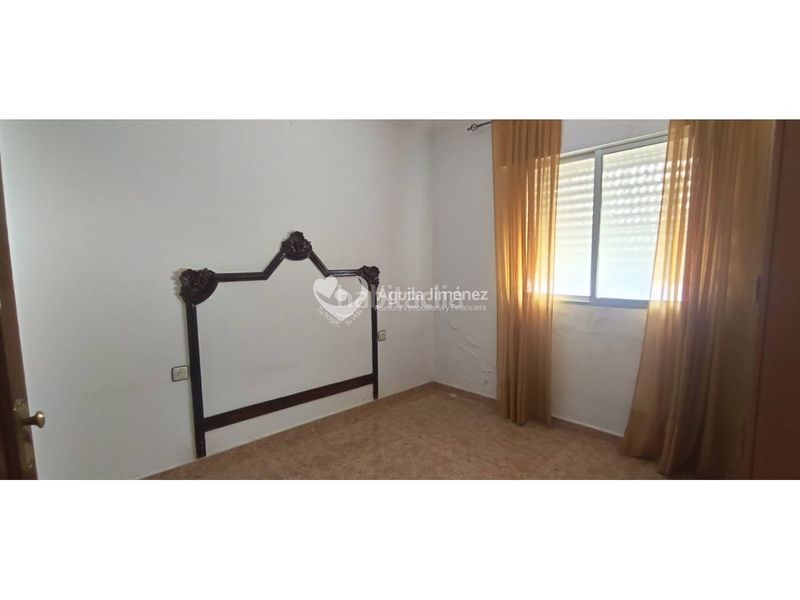 Foto fff6cdf4-7b28-45c0-b3f8-1bffef5f4c6a. Casa adosada venta de gran casa en Oromana, para dos familias. contiene imágenes generadas con ia en Alcalá de Guadaira