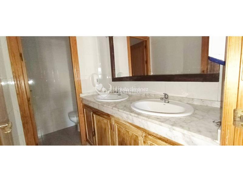 Foto acb8bcfe-18a6-47eb-a527-71cd852e9e39. Local comercial a Centro Alcalá de Guadaira