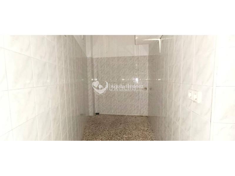 Foto c96f2e36-7260-4267-9025-bc3753e9ac96. Local comercial a Centro Alcalá de Guadaira