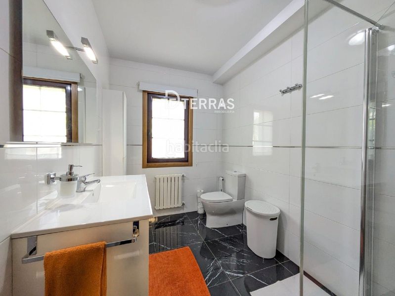 Foto d21f05fb-3de1-4bae-81bb-c973d0c62494. Casa amb calefacció aparcament piscina a Barro